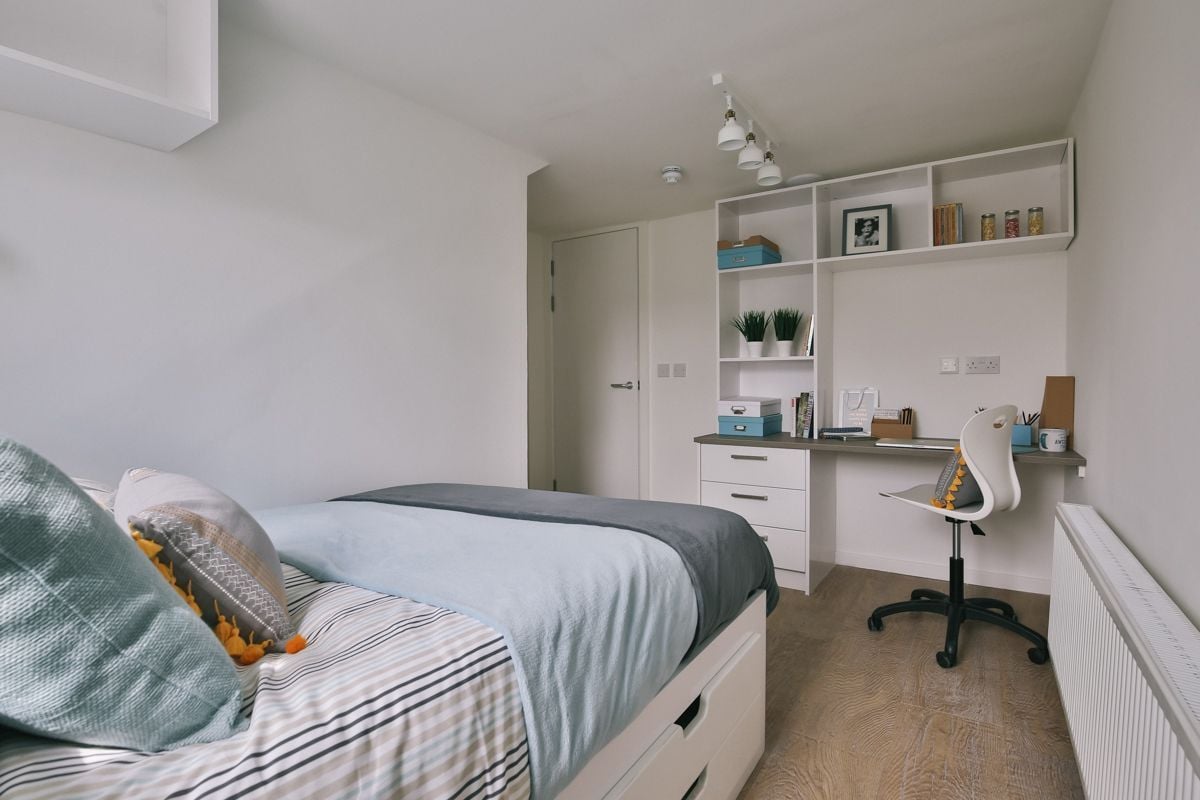 Classic 2 Bed Apartment - Shared Bathroom - room